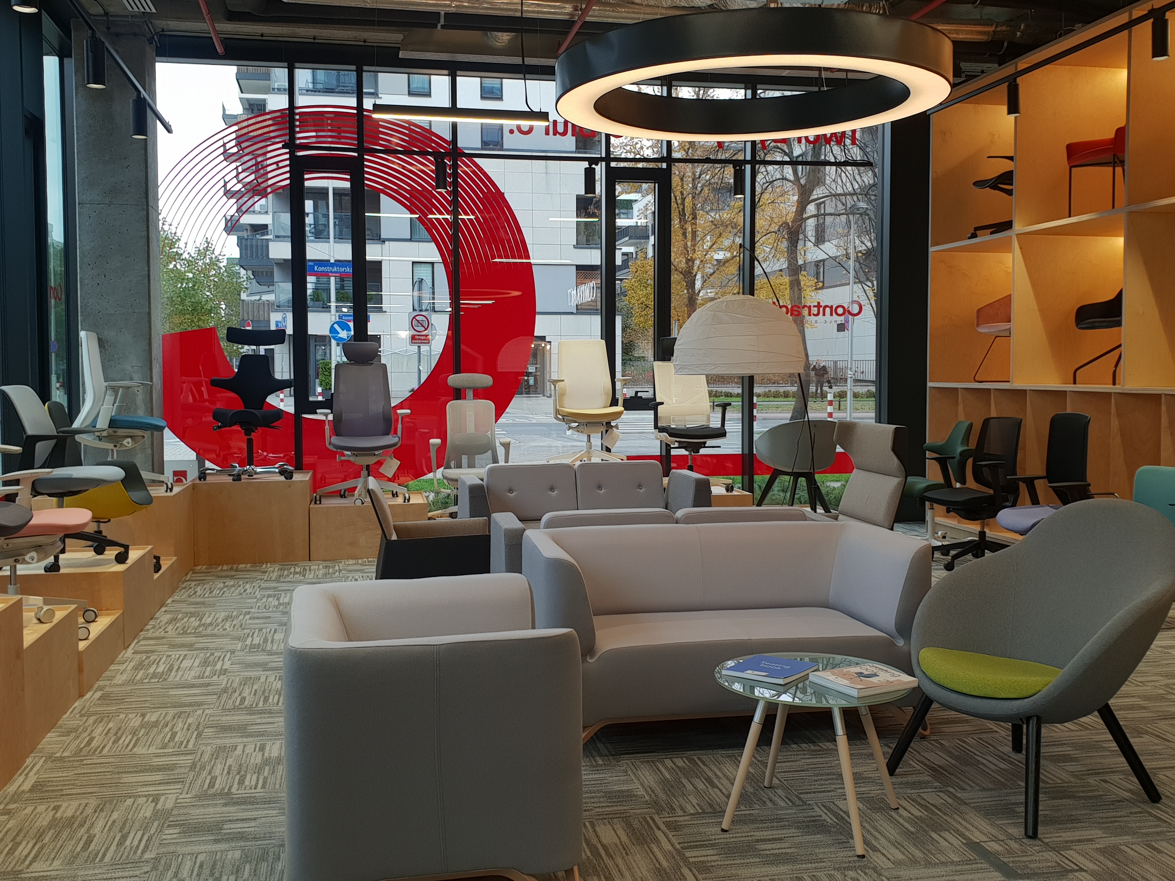 Salon Ergobiuro.pl w Warszawie z ergonomicznymi fotelami biurowymi